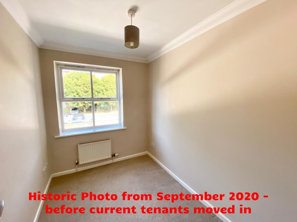 Lot: 65 - THREE-BEDROOM FLAT FOR INVESTMENT - Third bedroom